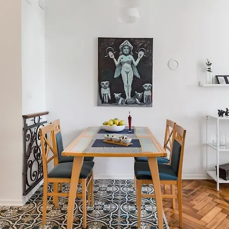In A Period - Private Parking Apartment